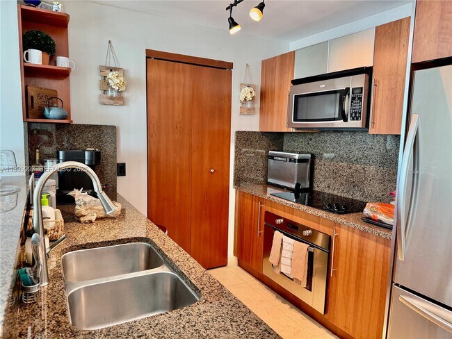 Building Photo - 300 S Biscayne Blvd