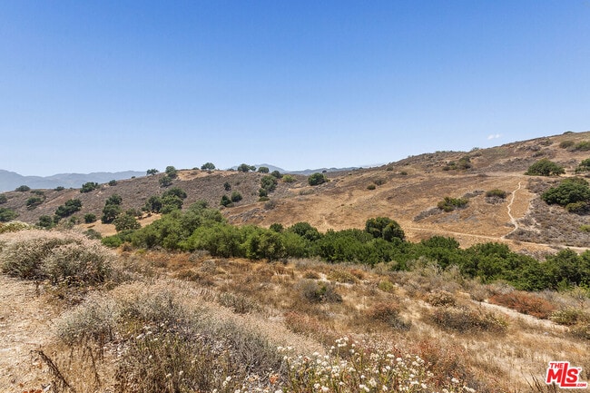 Building Photo - 1017 Via Colinas