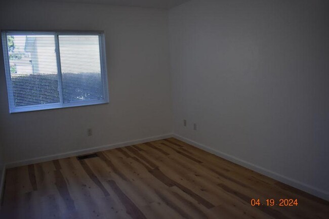 Building Photo - Charming Two-Bedroom, One-Bath Unit – Avai...
