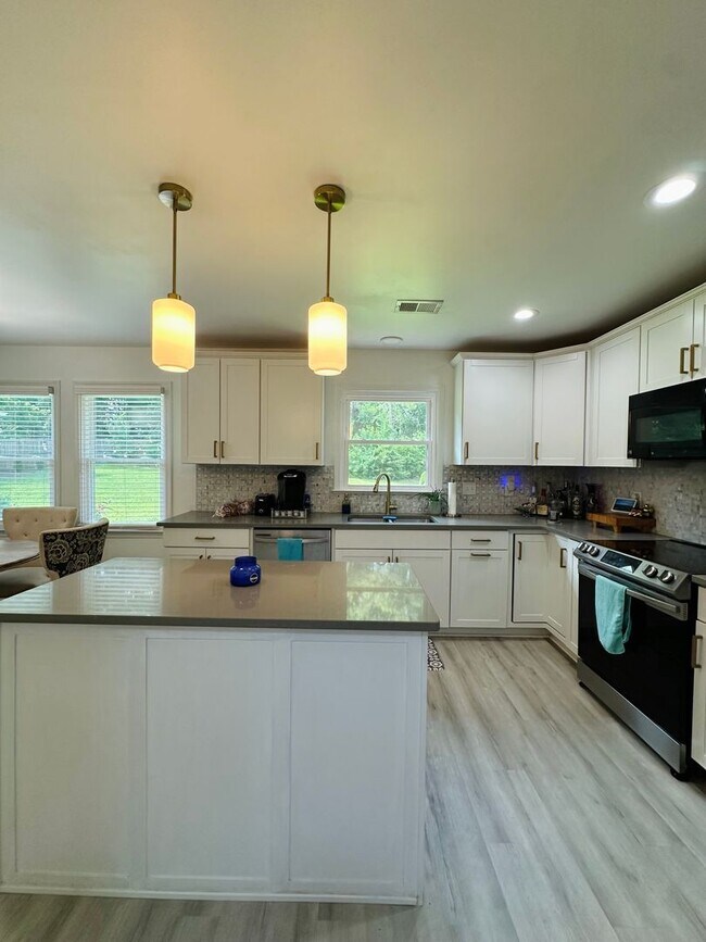 Building Photo - 103 Meadow Creek Dr