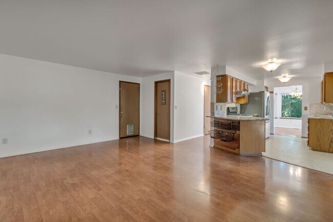 Building Photo - 3-bedroom, 2.5-bathroom home located in Fe...