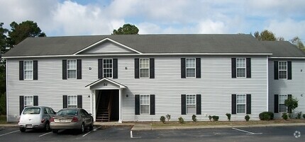 Building Photo - 2 Bedroom, 1 bath apartment downstairs unit
