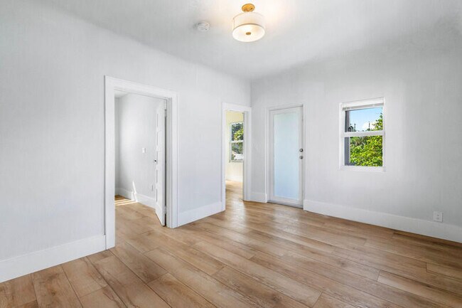 Building Photo - 414 33rd St