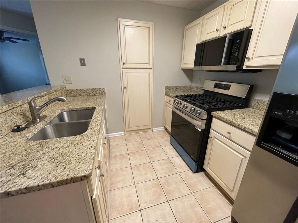 Building Photo - 2032 River Heights Walk SE