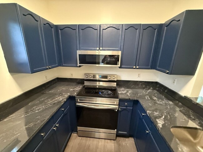 Building Photo - Beautiful End-unit townhome in university with Primary bedroom on 1st floor