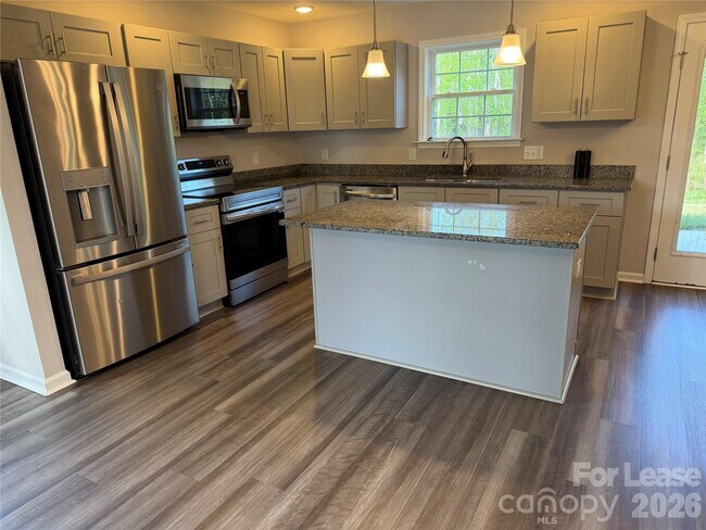 Building Photo - 408 S Elm St