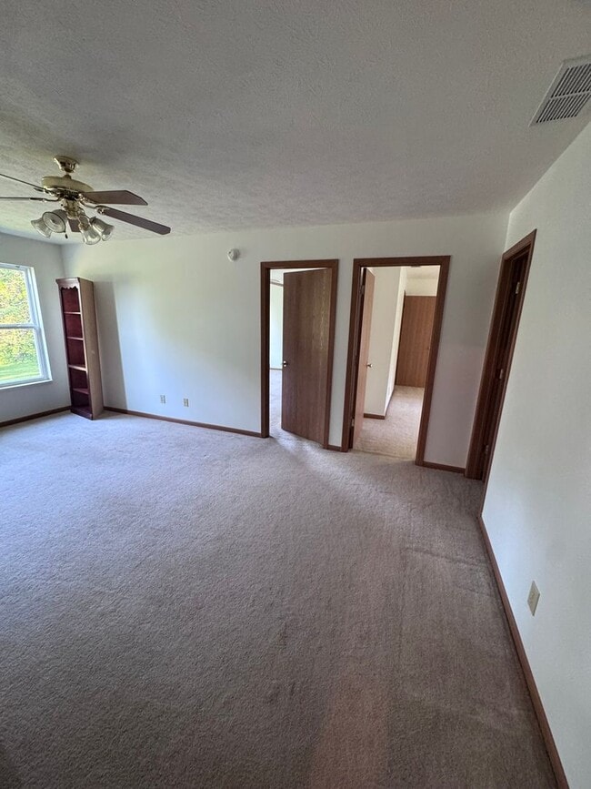 Building Photo - 5 Bd 2.5 Ba