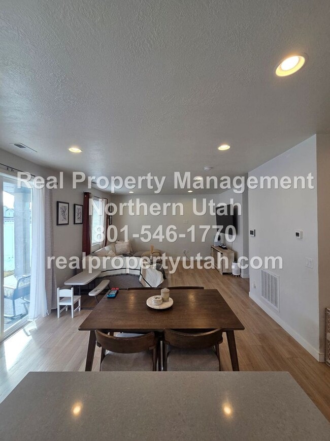 Building Photo - Stunning 4 Bedroom 2.5 Bath Home in Syracuse