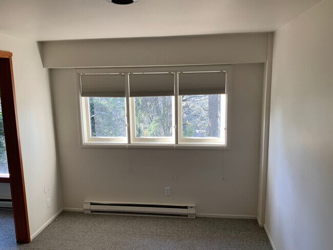 Building Photo - 3 Bedroom House in Hendrick's Park Area