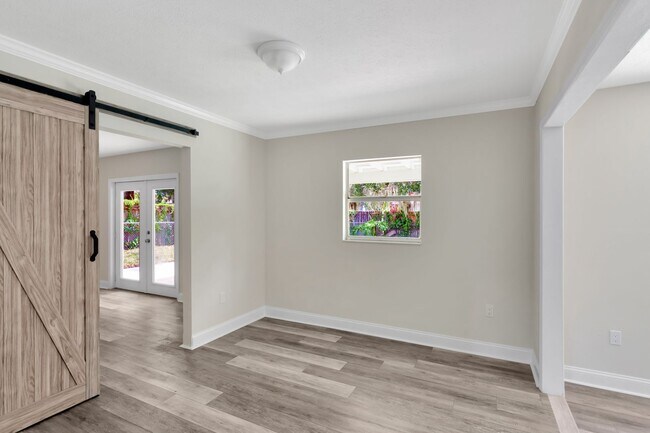 Building Photo - Remodeled Pool Home in the Heart of Brandon, FL