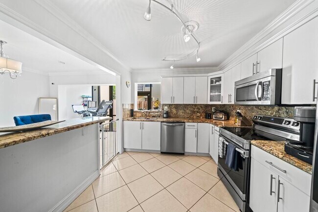 Building Photo - 8745 SW 137th Ave
