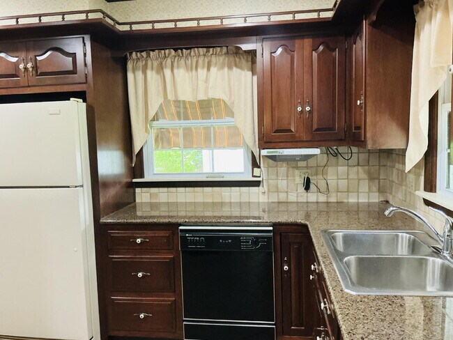 Building Photo - "Charming 3-Bedroom Home with 2 Full Baths...