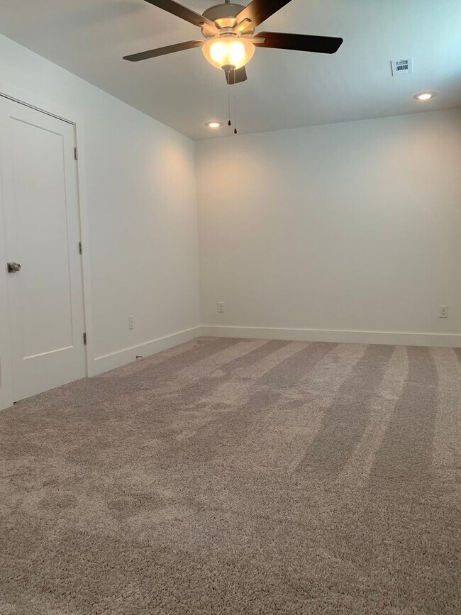 Building Photo - Like New Four Bedroom Three Bath in NW Fay...