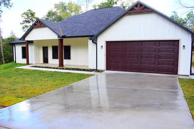 Building Photo - 2713 Sullivan Dr