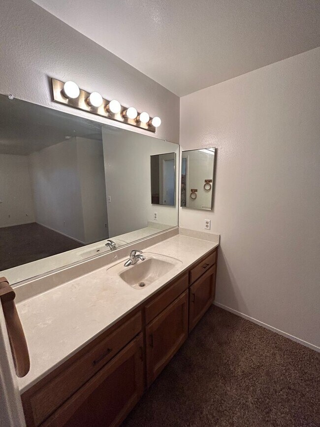 Building Photo - 1846 N Selina Ct