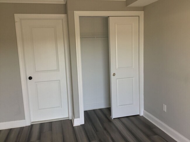 Building Photo - Spacious 2 Bed & 2 Bath Now Available in E...