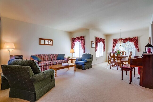 Building Photo - Spacious 4 Bedroom Shadowridge Home Available May 1st