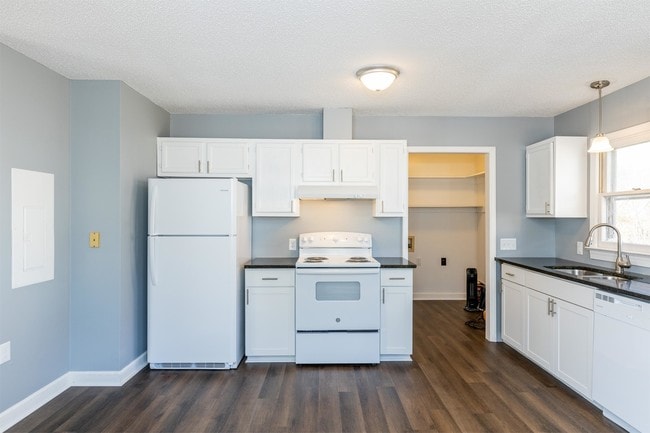 Building Photo - 700 Western Ave