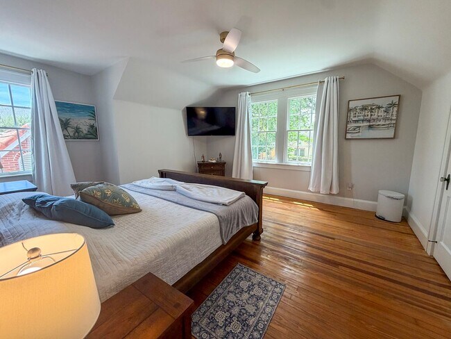 Building Photo - Luxury Historic Home Near UF | Fully Renovated 3BR/2BA with Private Yard & Premium Finishes
