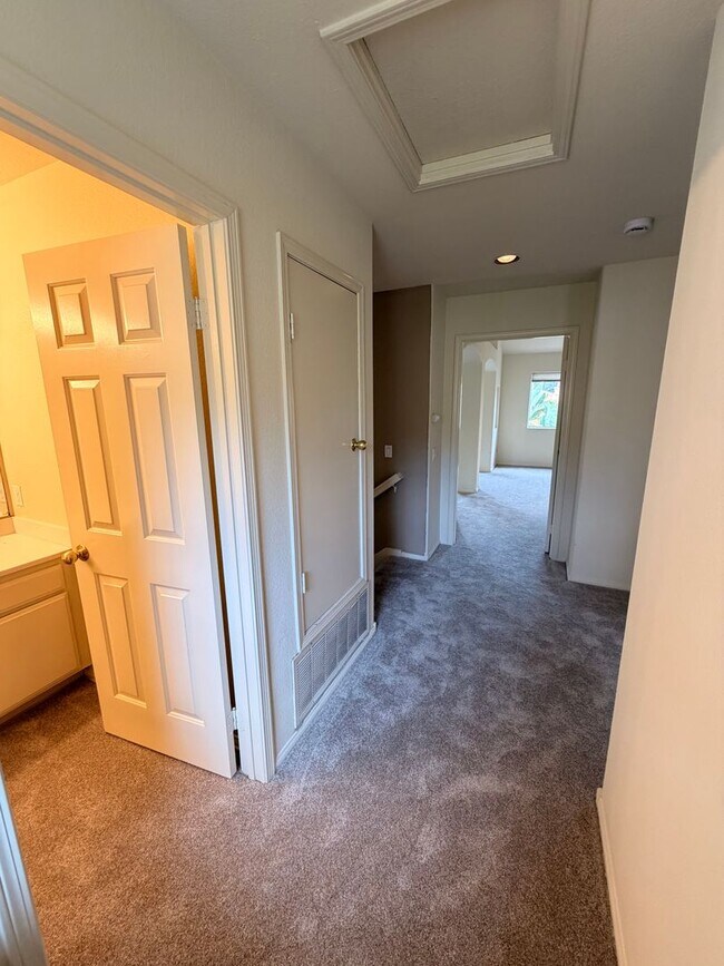 Building Photo - Beautiful 3 Bedroom, 2.5 Bathroom Newport ...