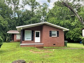 Building Photo - Move In Special!! 1/2 Off First Month's Re...