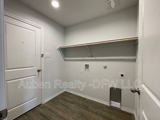 Building Photo - 5752 Brookville Dr