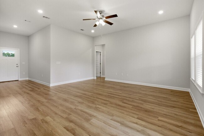 Building Photo - New 4 Bedroom in CRESTVIEW!!