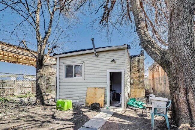 Building Photo - 322 N Lamon Ave