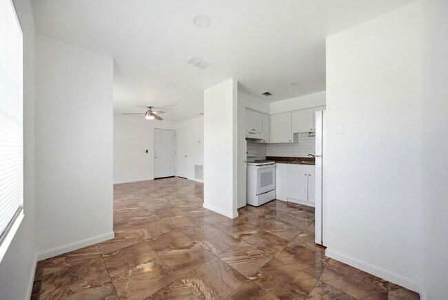 Building Photo - 5608 S Manhattan Ave