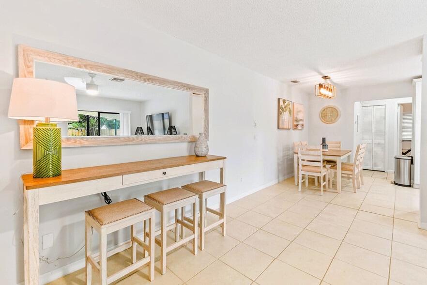 Building Photo - 9126 E Highland Pines Blvd