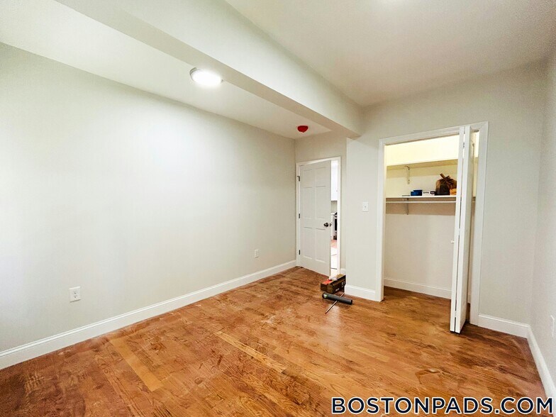 Building Photo - 27 Waverly St