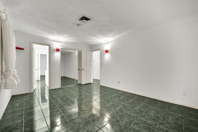 Building Photo - 1250 Shadow Ln