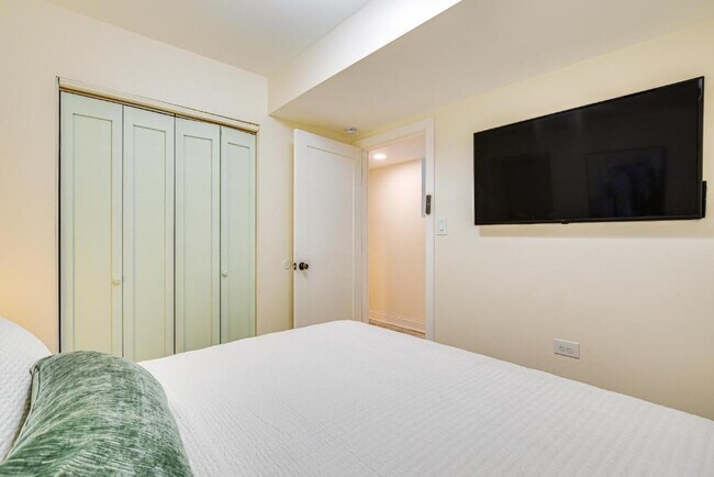 Building Photo - 4829 S Forrestville Ave