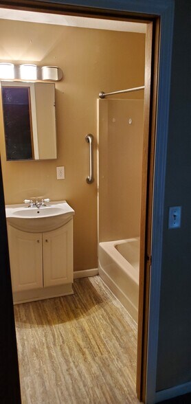 2nd vanity - 16534 Franklin Trl SE