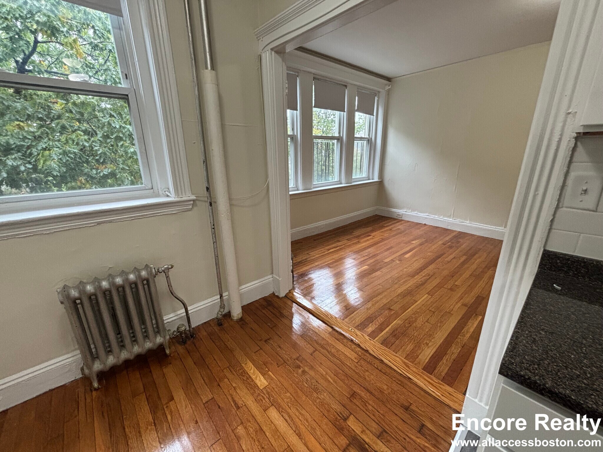 Building Photo - 462 Park Dr