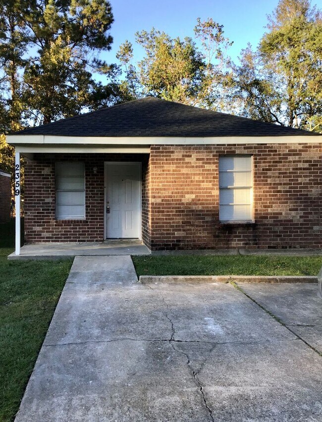 Building Photo - 2359 Elm Park Dr