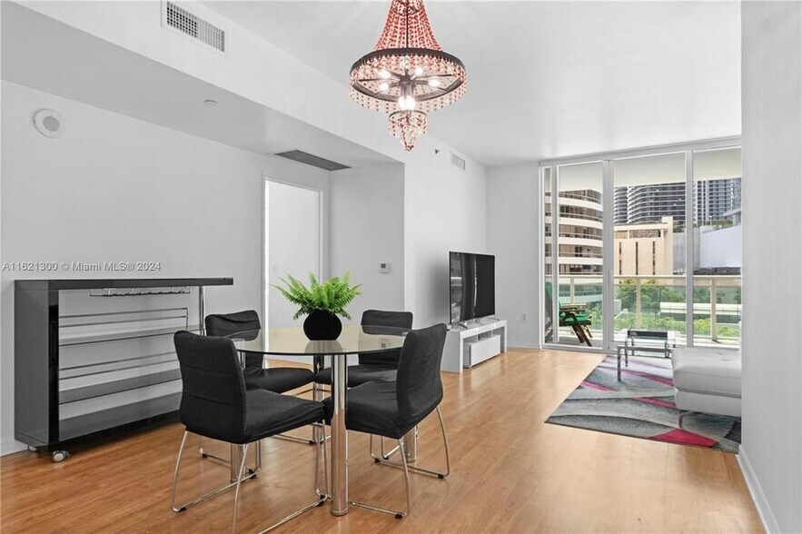 Primary Photo - 950 Brickell Bay Dr