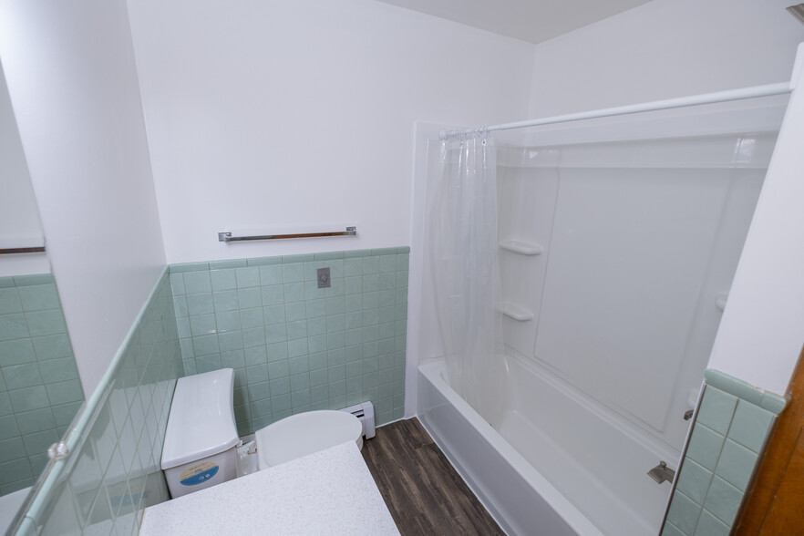 Upper Unit Private Bathroom - 415 12th Ave E
