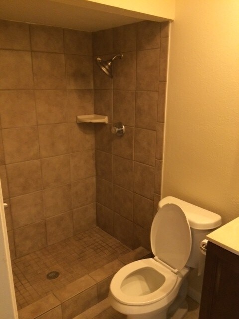 Building Photo - 853 Warwick Dr