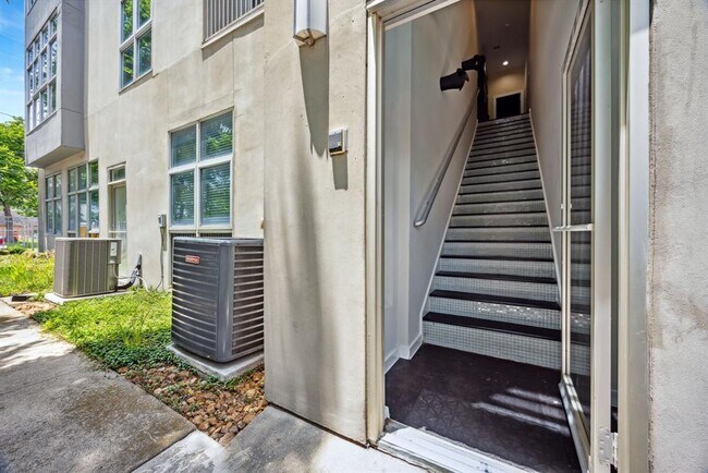 Building Photo - 207 Pierce St