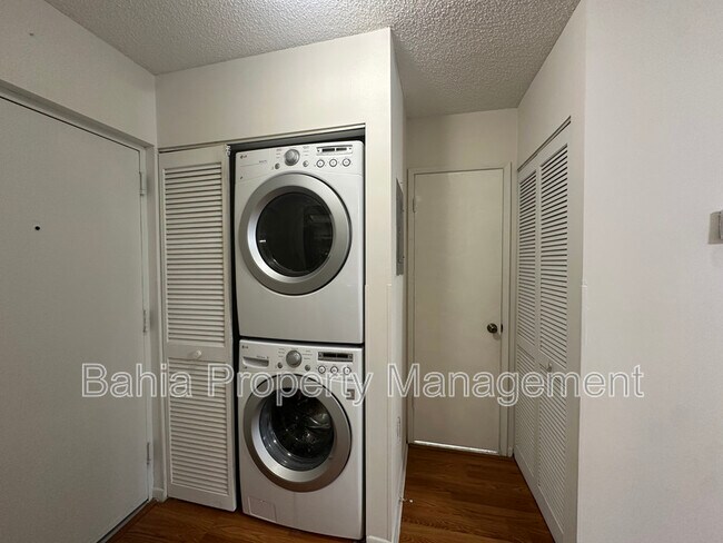 Building Photo - 8999 SW 123rd Ct