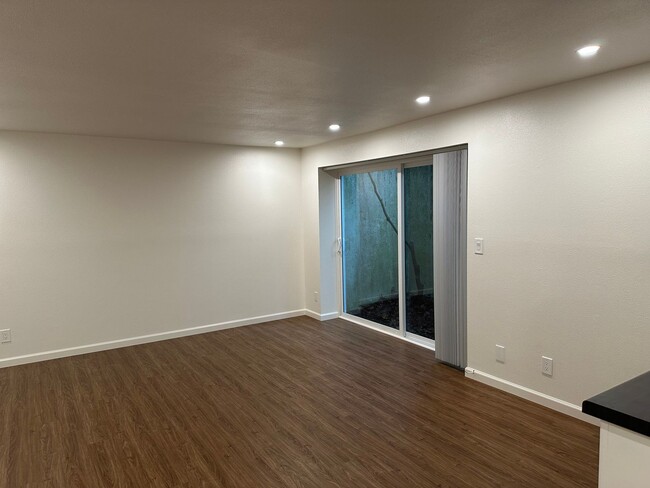 Building Photo - Beautifully updated studio apartment in a ...