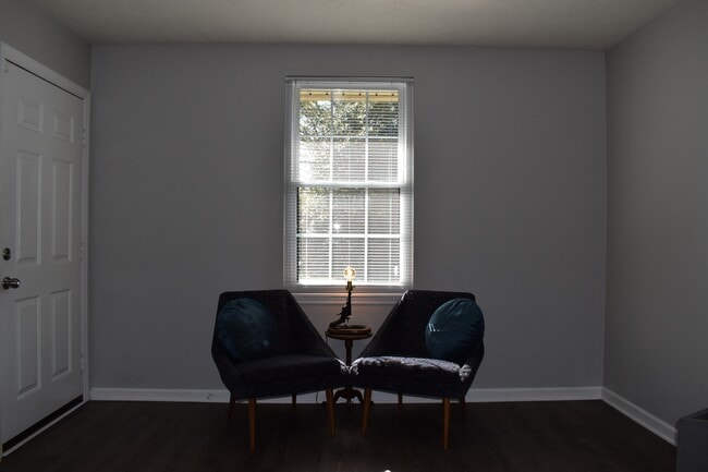 Entryway living area - 610 River Rouge Dr, Unit A