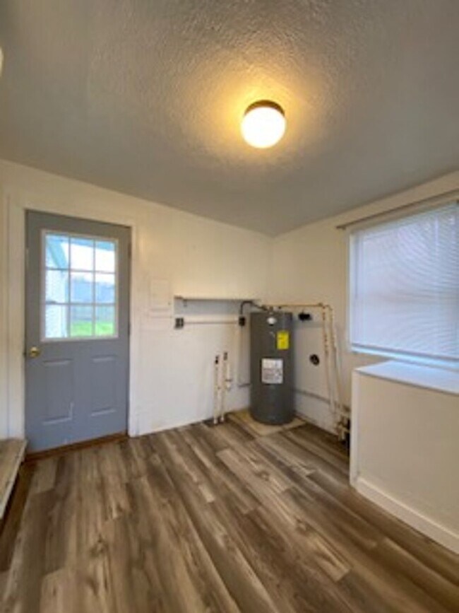 Building Photo - 59636 Rosedale Ave