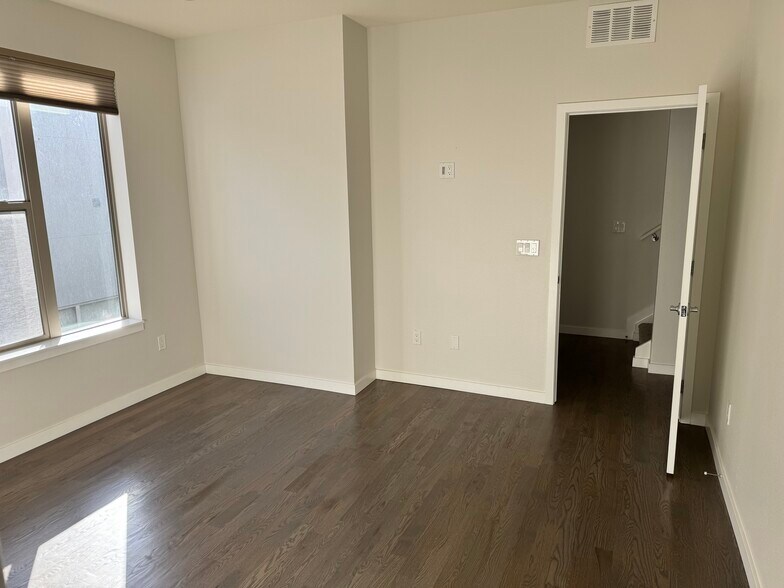 Building Photo - 3632 Navajo St