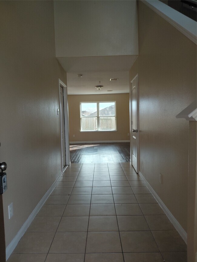 Building Photo - 8902 Stagewood Dr