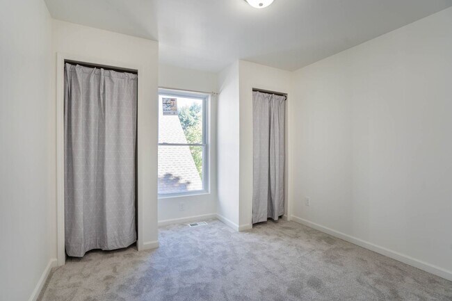 Building Photo - 373 E 13th Ave