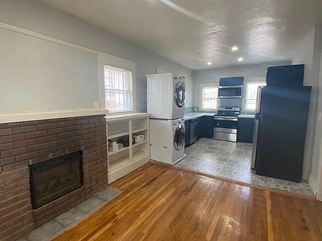 Building Photo - 322 N Cherry Ave