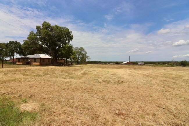 Building Photo - FOR LEASE in Brock ISD!! Updated 3 BR - 2 ...