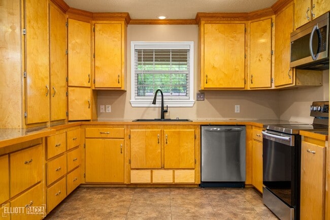 Building Photo - 2020 Clover Ln